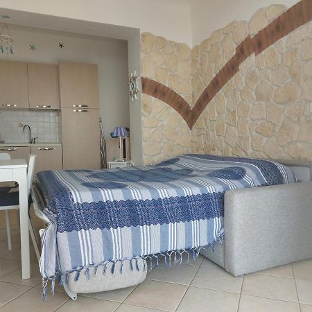 Una Finestra Sul Mare Monolocale Apartment Берджеджи Екстериор снимка