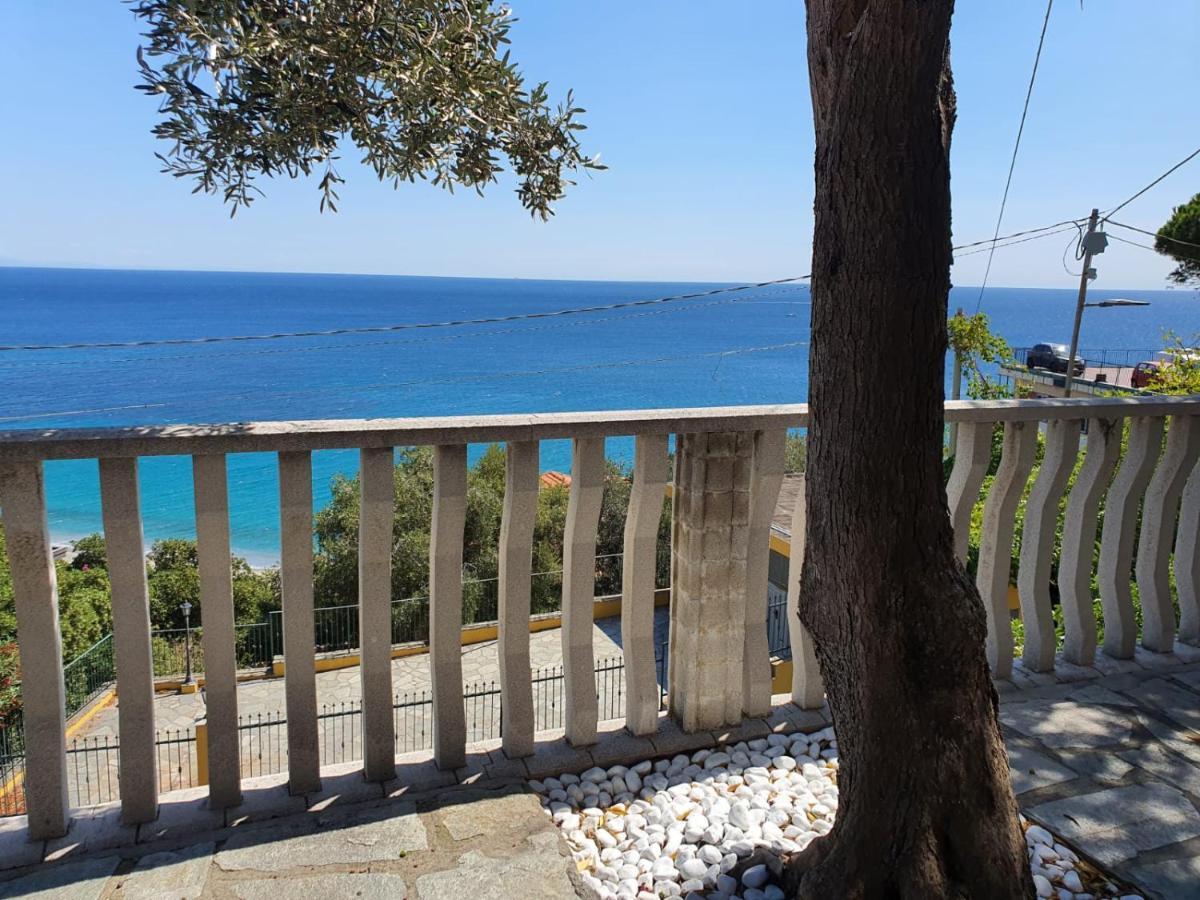 Una Finestra Sul Mare Monolocale Apartment Берджеджи Екстериор снимка