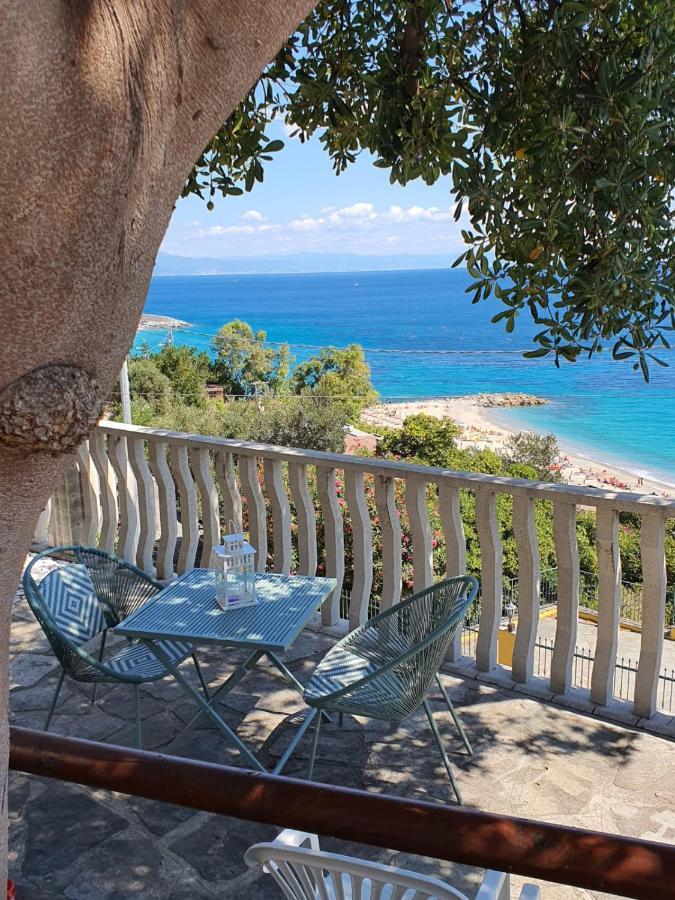 Una Finestra Sul Mare Monolocale Apartment Берджеджи Екстериор снимка