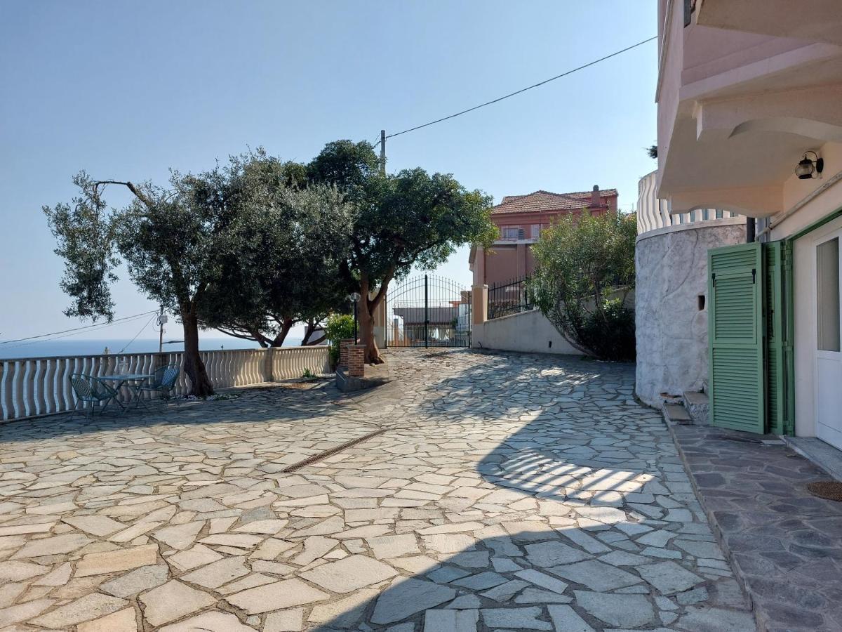 Una Finestra Sul Mare Monolocale Apartment Берджеджи Екстериор снимка