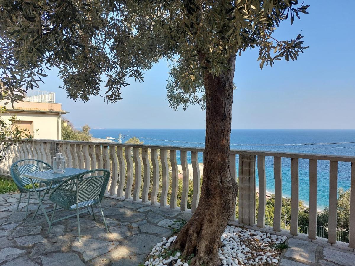 Una Finestra Sul Mare Monolocale Apartment Берджеджи Екстериор снимка
